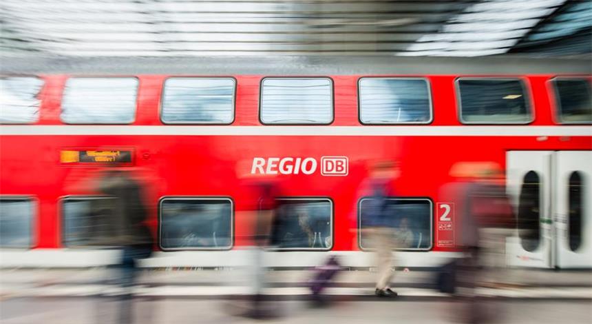 Wie Fahrgäste die Zeit in der Bahn nutzen Über eine Million Menschen verbringen täglich eine gewisse Zeit im Zug. Wie ist das für sie und wie beschäftigen sie sich?