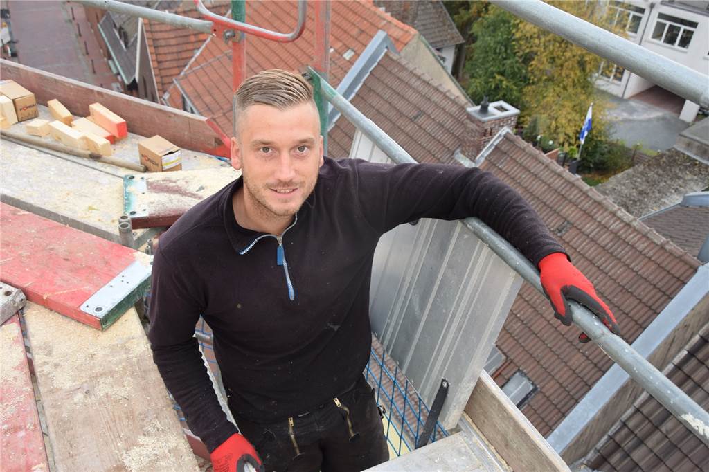 Am Siebenteufelsturm gibt es wahre Dachdeckerkunst zu bestaunen Über eine schmale Leiter muss Marcel Sandschneider mindestens zweimal täglich das Dach des Siebenteufelsturms auf 24 Metern Höhe erklimmen.