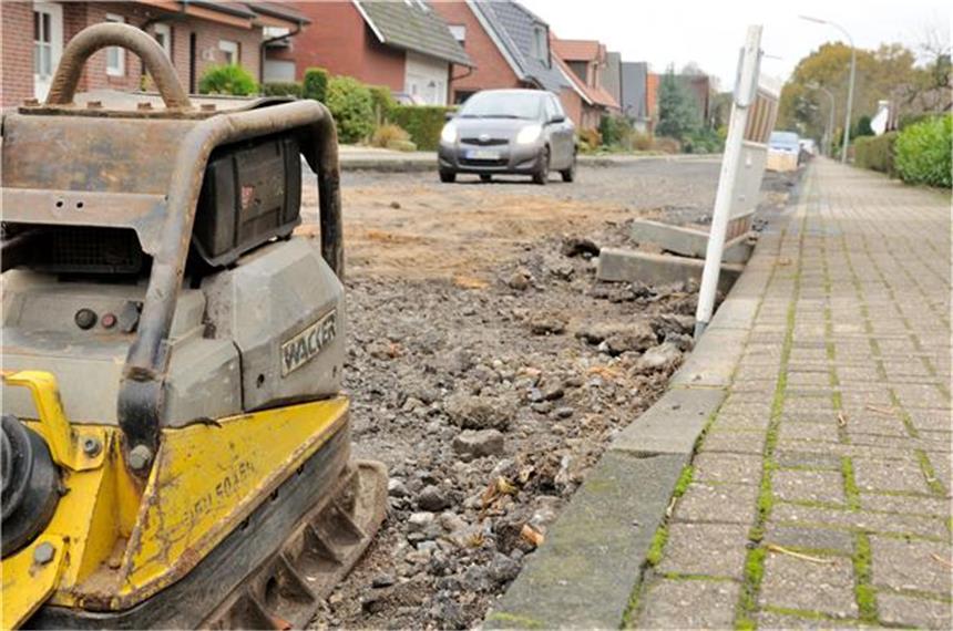 Erster Teil der Eichendorffstraße ist Weihnachten fertig Über eine Schotterpiste kommen die Anwohner zu ihren Häusern. (2) Klausing