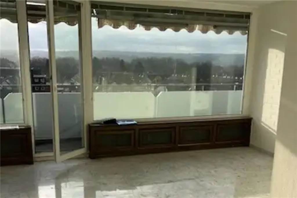 Schicke Maisonettewohnung und ein Reihenmittelhaus im Angebot Über einen großen Balkon in Südlage verfügt eine zum Verkauf stehende Penthouse mit Fernblick in Dortmund-Hombruch.