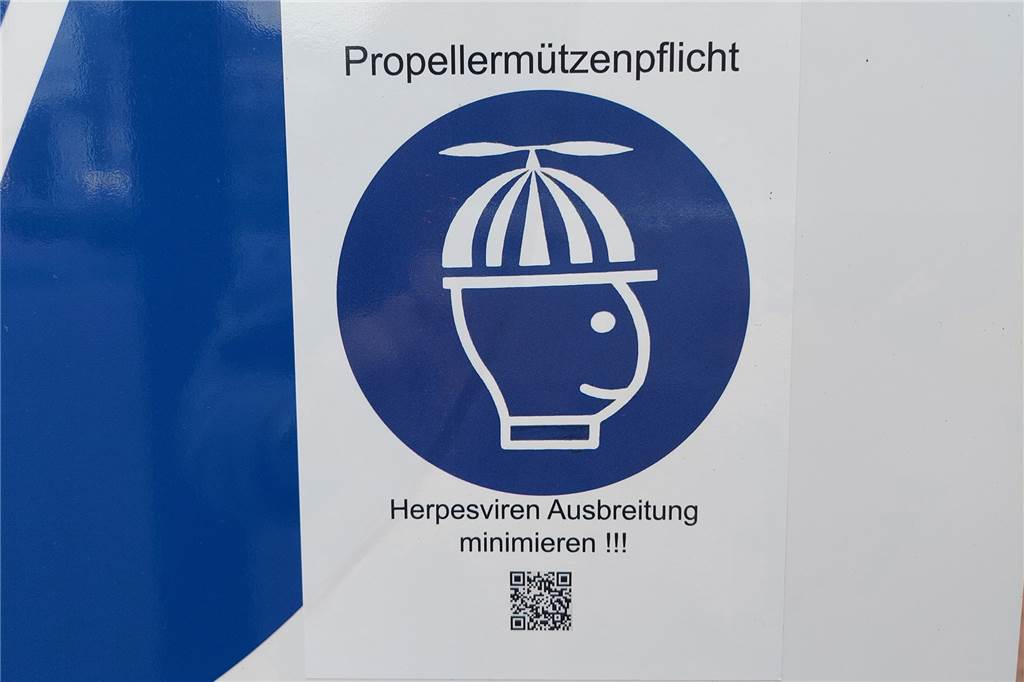 Corona: Sonderbare Aufkleber sorgen in Castrop-Rauxel für Aufregung Über einen QR-Code gelangt man zu einer Website.