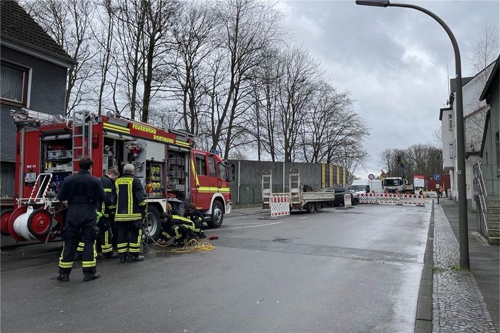 42 Häuser an der Werner Straße ohne Wasser: Straße zwei Wochen gesperrt Über einen Wasserwagen können sich die betroffenen Haushalte in der Werner Straße mit Wasser versorgen.