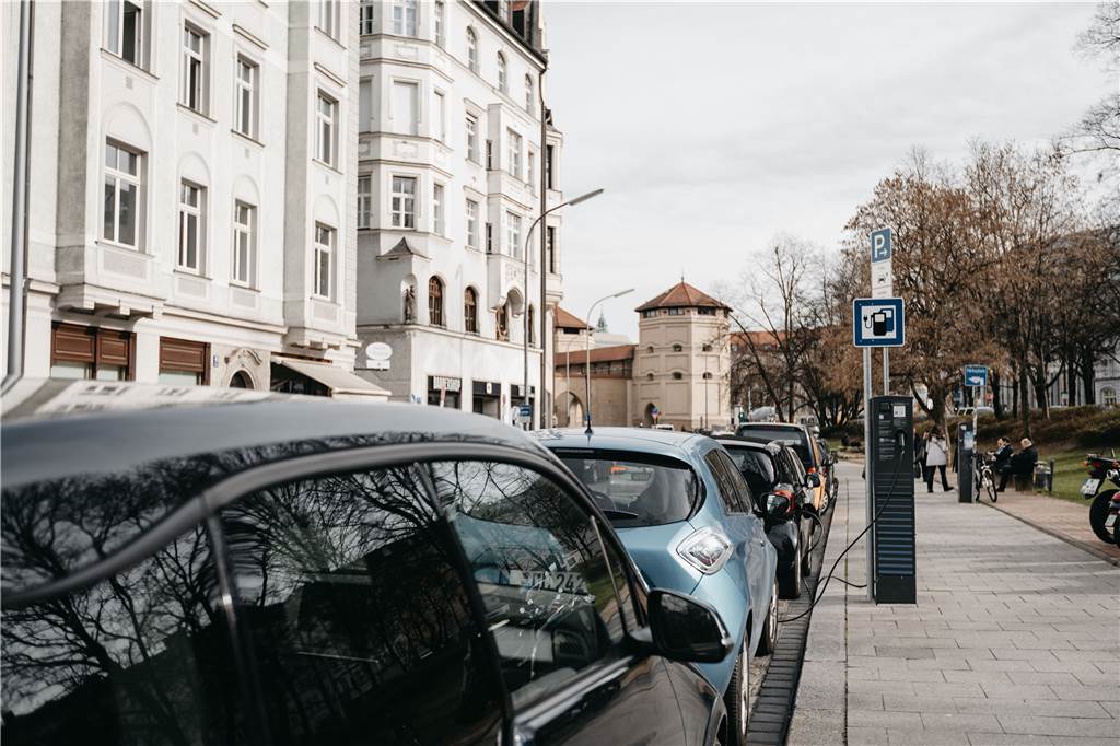 Compleo gewinnt Großauftrag in Berlin: Bringt das die Aktie in Schwung? Über einen Zeitraum von zwei Jahren nehmen die Berliner Stadtwerke eine große Anzahl von Ladestationen des Typs DUO IMS ab. Produziert werden sie in Dortmund.