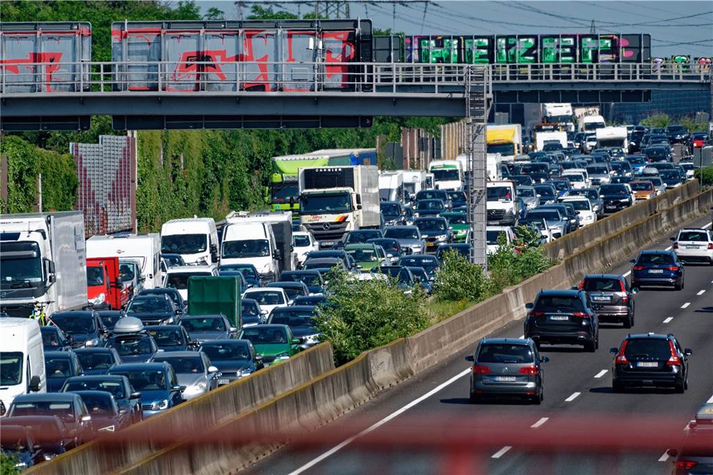 Fronleichnam: Experten kündigen volle Bahnen und Autobahnen im Kreis Unna an Über Fronleichnam rechnet der ADAC mit Staus auf den vielbefahrenen Autobahnen rund um Köln. Im Kreis Unna müssen Autofahrerinnen und Autofahrer vor allem auf der A1 und A2 mit Staus und Behinderungen rechnen.