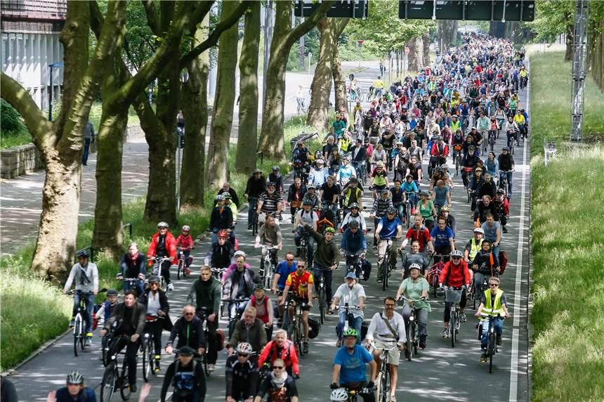 Über gesperrte Bundesstraßen - wie hier die B1 - führt die Fahrradsternfahrt Ruhr am 19. September.