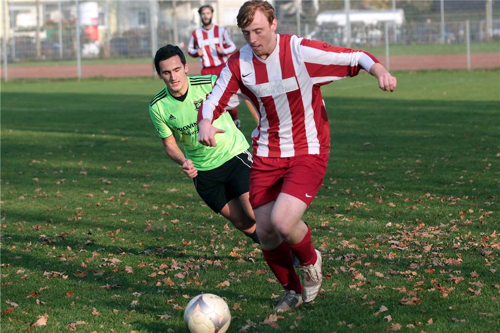 TuS Henrichenburg soll mit neuem Trainer jetzt „aktiven Fußball“ spielen Über Mathias Köhnen (am Ball) kam für den TuS Henrichenburg der Kontakt zum neuen Trainer Alexander Schmottlach zustande.