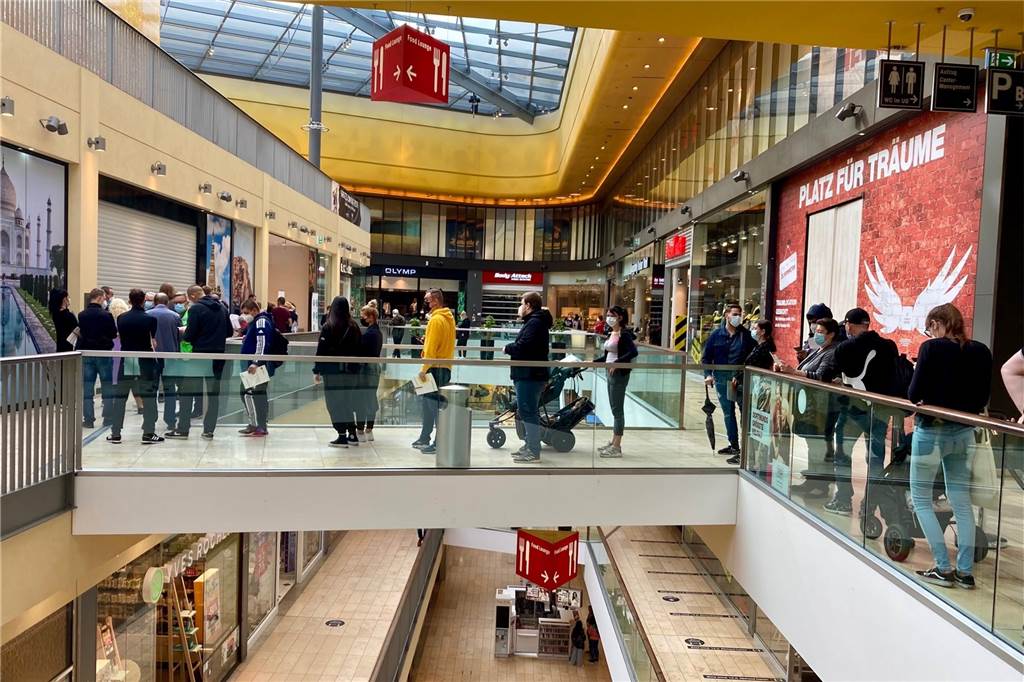 Mobiles Impfen gegen Corona: So groß war der Andrang in der Thier-Galerie Über mehr als 50 Meter zog sich die Schlange der Wartenden über die oberste Ebene der Thier-Galerie.