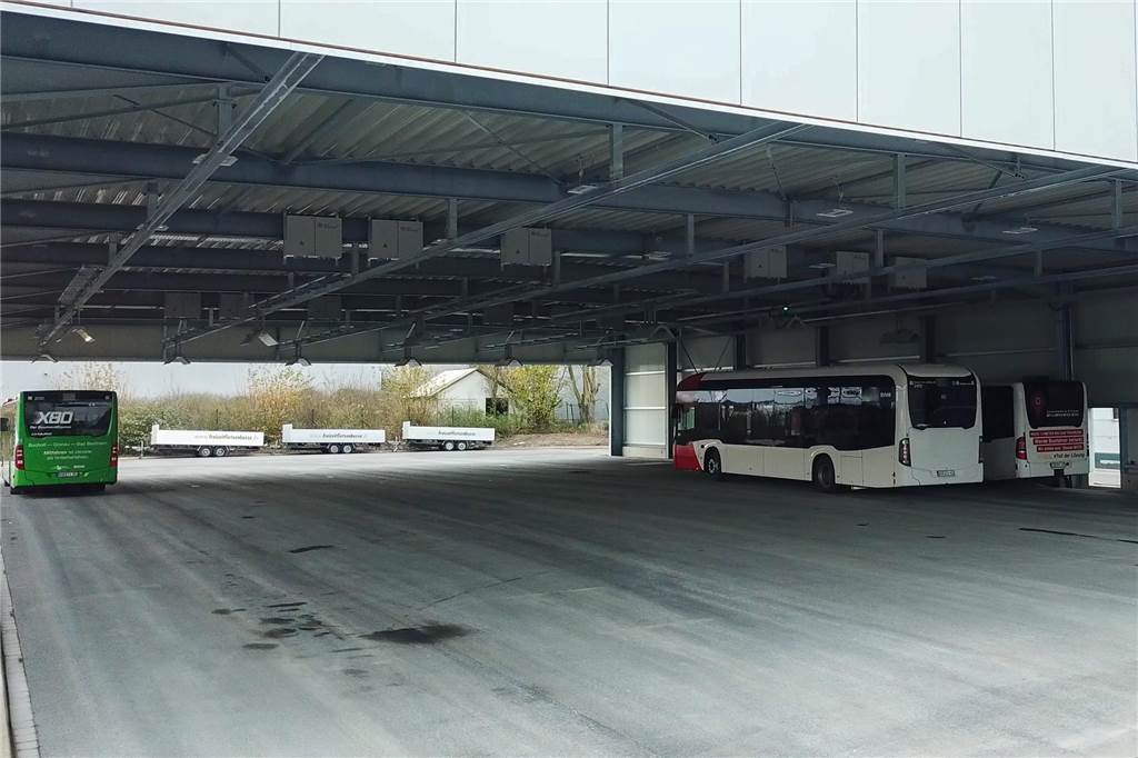 Erste E-Busse mit besonderer Optik auf Tour: Premiere auf Buslinie R76/77 Busse in einem Carport
