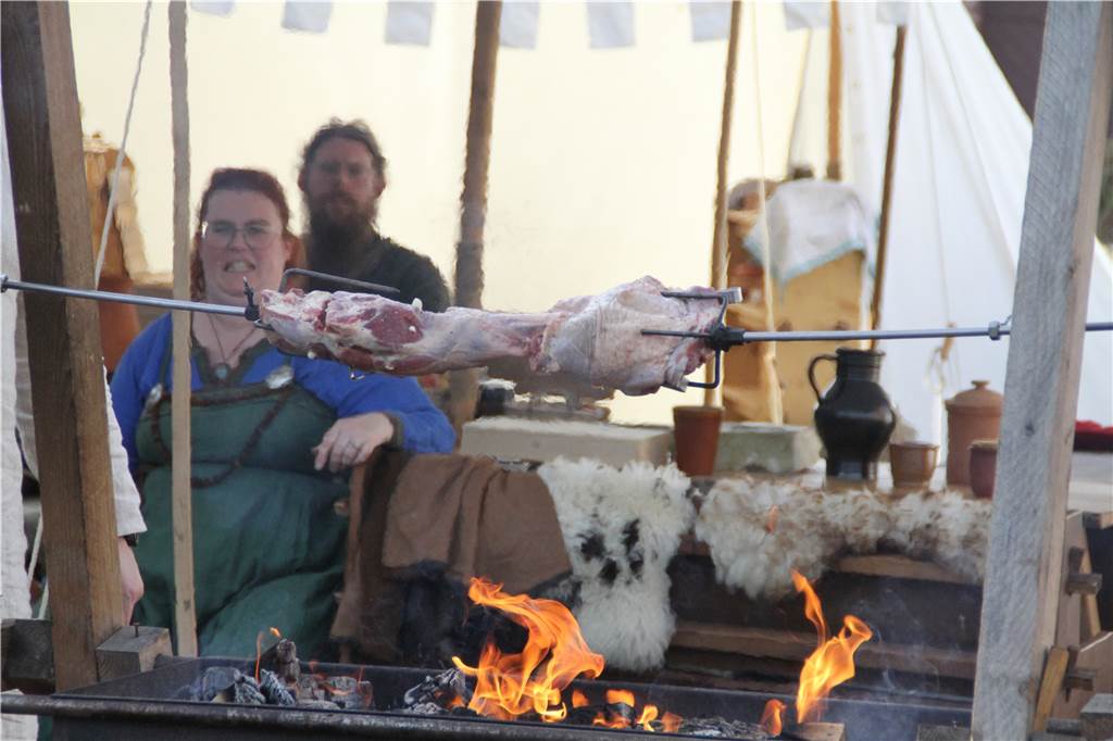 Über offenem Feuer bereiteten die „Steinbeißer" eine Lamm- und eine Putenkeule zu, dabei gab es doch Bratwurst und Champignons ein paar Meter weiter zu kaufen.