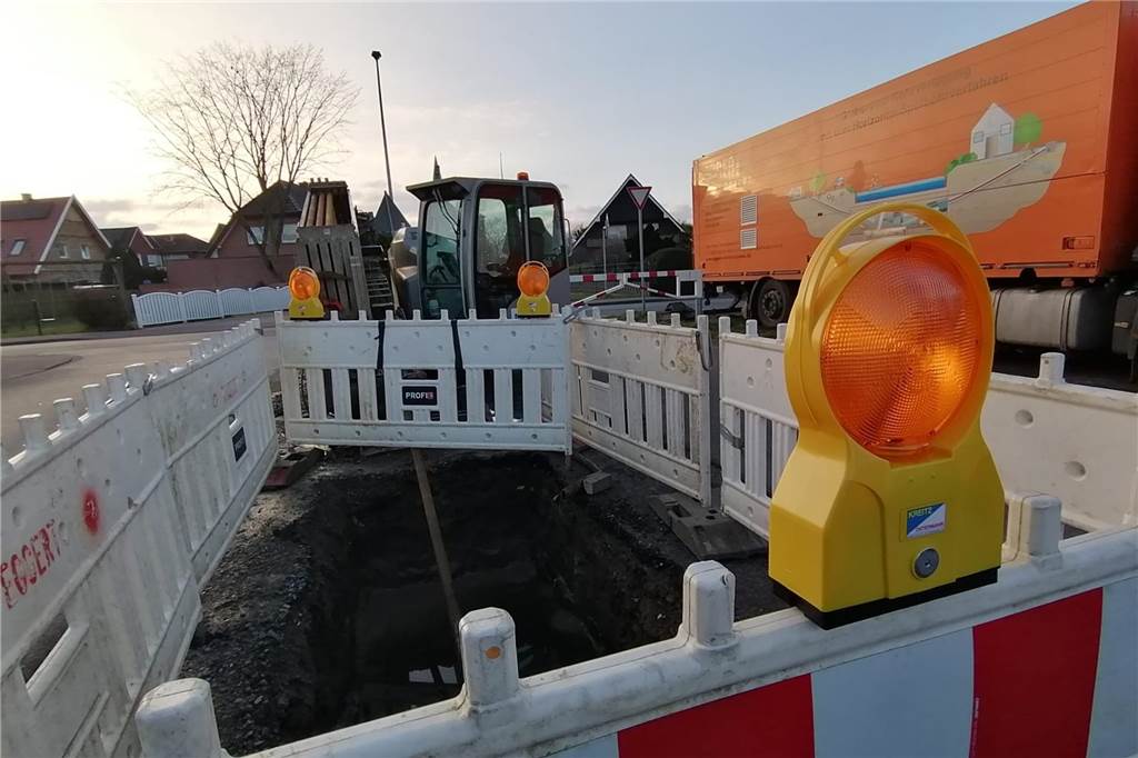 Bauarbeiten für neue Stromtrasse ins Gewerbegebiet gestartet eine Baugrube für eine Stromtrasse