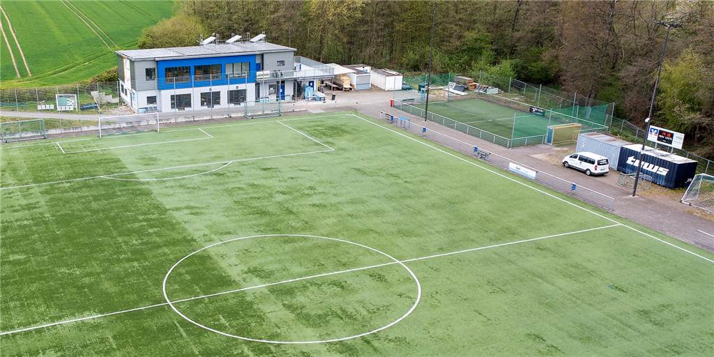 Nach großem Klubhaus-Umbau: Neue Baustelle beim FC Frohlinde Über sechs Jahre Bauzeit und einen sechsstelligen Betrag brauchte es, bis das Vereinsheim in neuem Glanz erstrahlte. Jetzt tut sich an der Brandheide eine neue Baustelle auf.