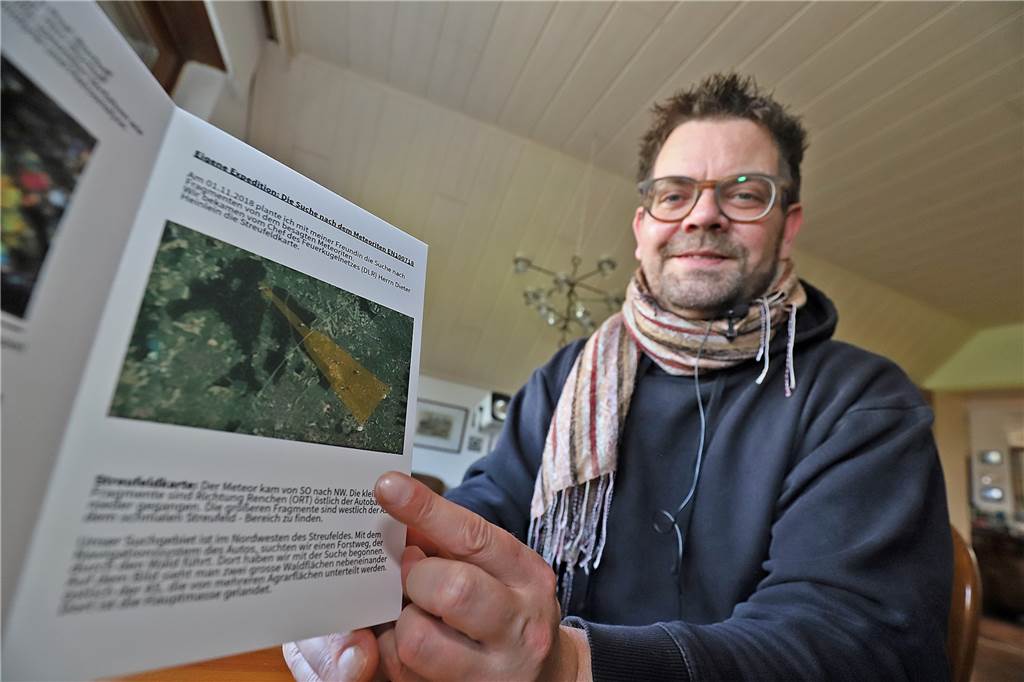 Hobbyastronom erklärt, wie ein Spaziergang zur Meteoritensuche wird Über seine Meteoritensucher bei Renchen im Ortenaukreis hat der Fröndenberger Markus Paul ein kleines Buch verfasst.
