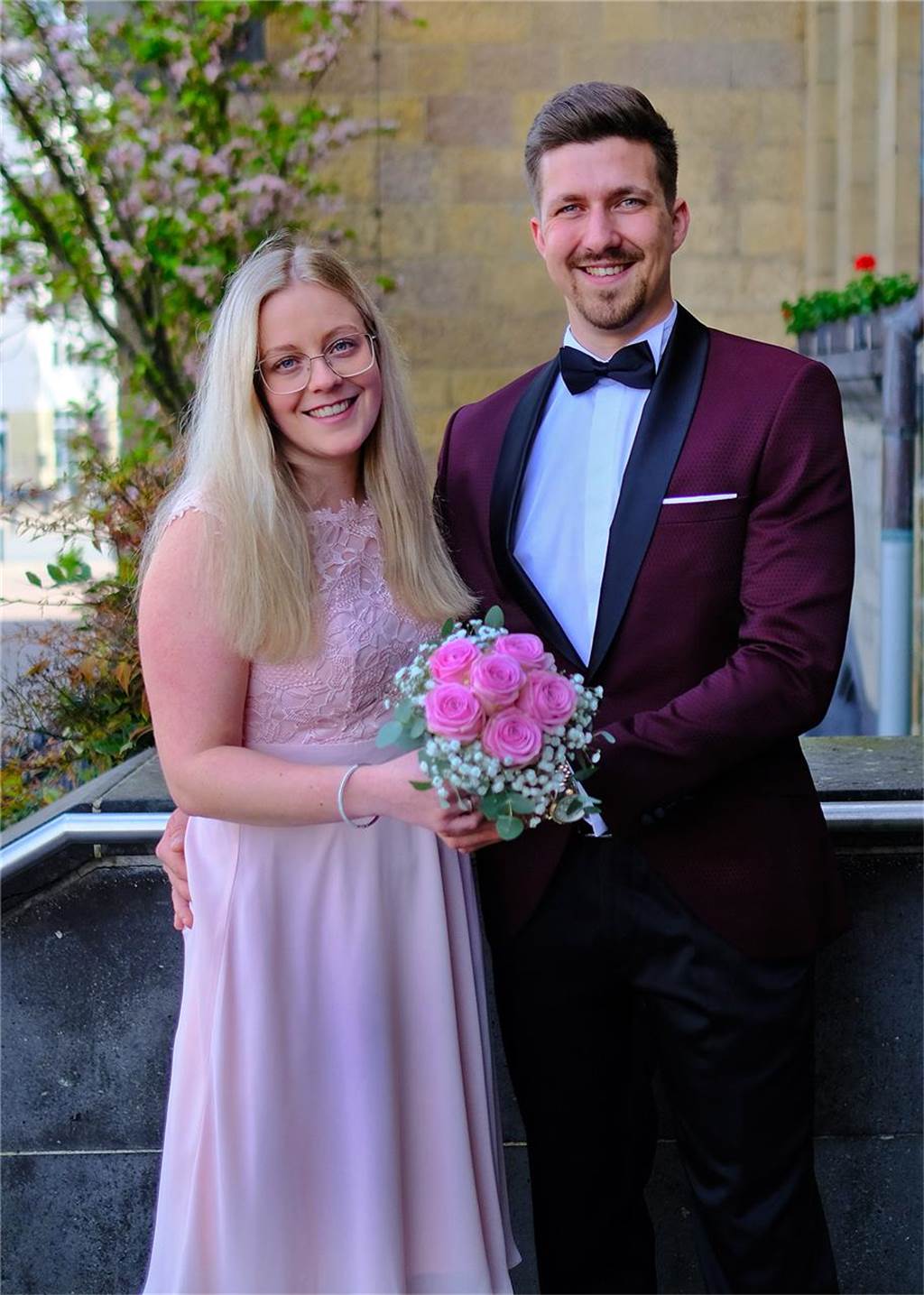 Hochzeitspaar Vivien Lehmkühler und Tobias Wiemann vor dem Standesamt in Recklinghausen