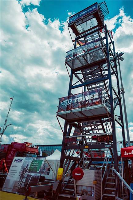 Dorstens fittester Feuerwehrmann bereitet sich etwas anders auf Einsätze vor Über Stahltreppen geht es einen zwölf Meter hohen Turm hinauf. Und das mit Atemschutzgerät.