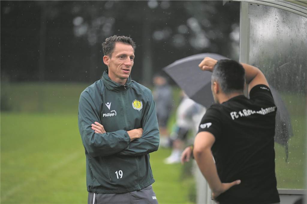 Ex-Wackeraner strebt Aufstieg mit FC Recklinghausen 96 an: „Vermisse Dortmunder Hallen-Event“ Milko Trisic im Regen an der Trainerbank des FC 96 Recklinghausen.