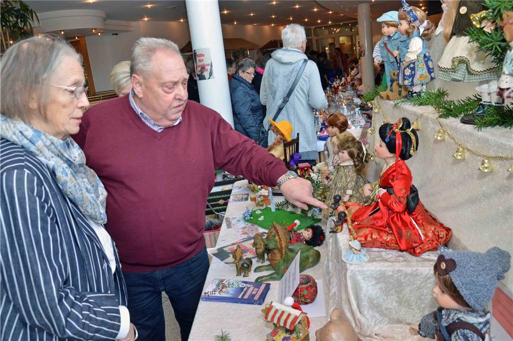 82 adventliche Stände laden im Lüner Hansesaal zum Stöbern ein Über viele Besucher freute sich Marianne Strauch (l.) mit ihrem ehrenamtlichen Team, um aus dem Verkaufserlös von gut erhaltenem Trödel und Dekorationen Familien in Not zu helfen.