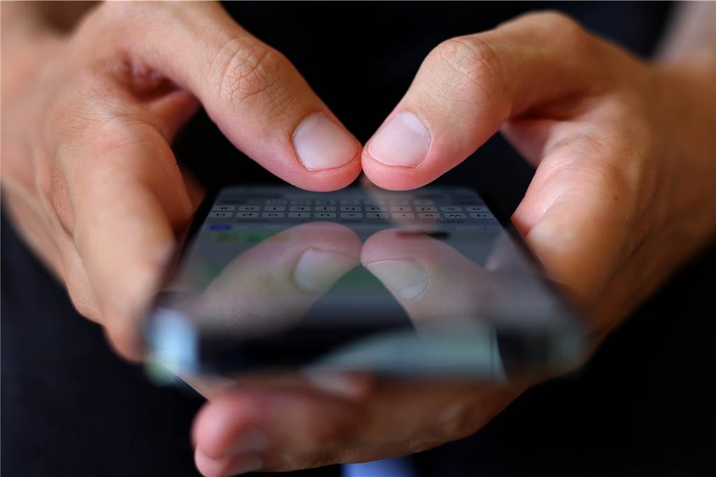Sexualstraftäter vergeht sich virtuell an psychisch krankem Mädchen (12) Über WhatsApp tauschten der Heeker und die Geschädigte die Fotos aus.
