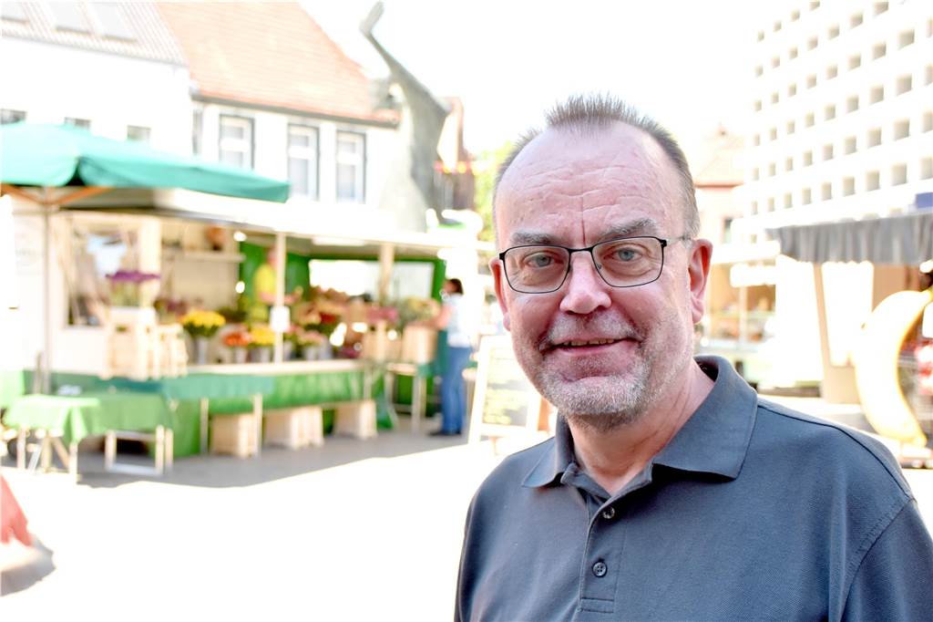 Nachfolge für Rosen Terdues steht fest: Wechsel auf dem Wochenmarkt Ahaus Markus Bihlmeyer vor dem Ahauser Wochenmarkt