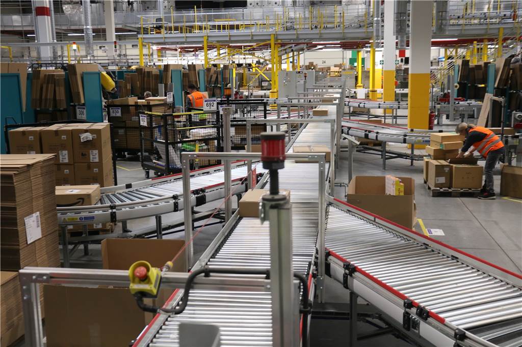 Von der Bestellung bis zur Auslieferung - So ist der Weg des Pakets bei Amazon Über zahlreiche solcher Bänder geht es für Pakete vom Packbereich zu den Lkw.
