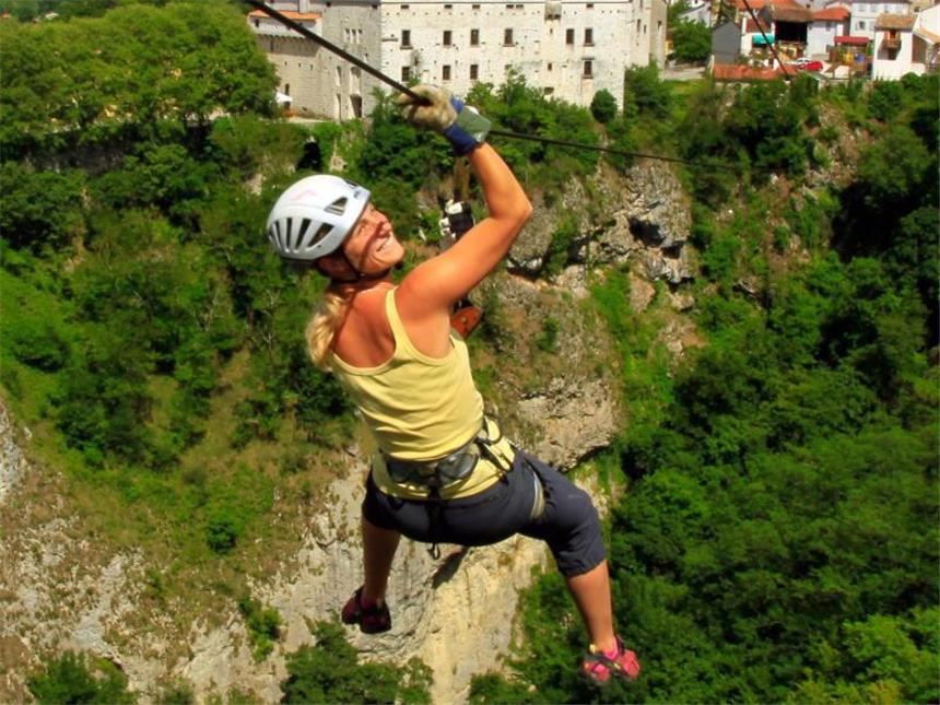 Mit Jules Vernes «Mathias Sandorf» durch Triest und Istrien Über Zip-Lines die 130 Meter tiefe Schlucht überwinden: Romina Brum kann so das Gefühl nachempfinden, das Sandorf bei der gewagten Flucht in die Tiefe ergriff. Foto: Michael Juhran