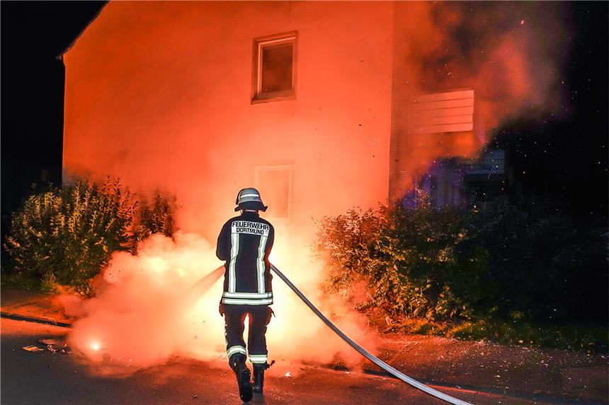 Einsatzkräfte löschen brennende Mülltonnen Über zwei Stunden dauerte es, bis das Feuer an der Straße Am Kirchenfeld endgültig eingedämmt war.