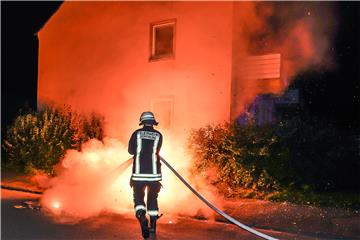 Über zwei Stunden dauerte es, bis das Feuer an der Straße Am Kirchenfeld endgültig eingedämmt war.