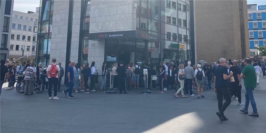 Riesenandrang bei DSW21 – Auch das Aus fürs 9-Euro-Ticket ist ein Grund Über zwei Stunden Wartezeit mussten am Mittwoch manche bei DSW21-Kundencenter an der Kampstraße mitbringen.
