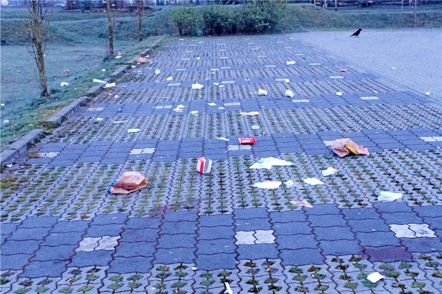 Anwohner ärgert sich über „extreme Vermüllung“ Überall auf dem Parkplatz liegt Müll. Das ärgert Rolf Winter über ale Maßen.