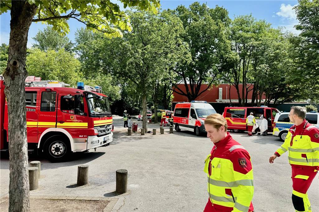 Realschule evakuiert: Pfefferspray-Attacke an der Schweizer Allee Feuerwehr vor einer Schule.