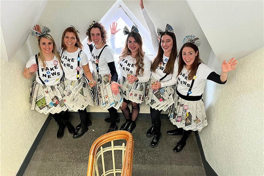 Weiberfastnacht im Rathaus: Sherlock Holmes soll Fake News aufdecken Sechs Frauen, die verkleidet feiern.