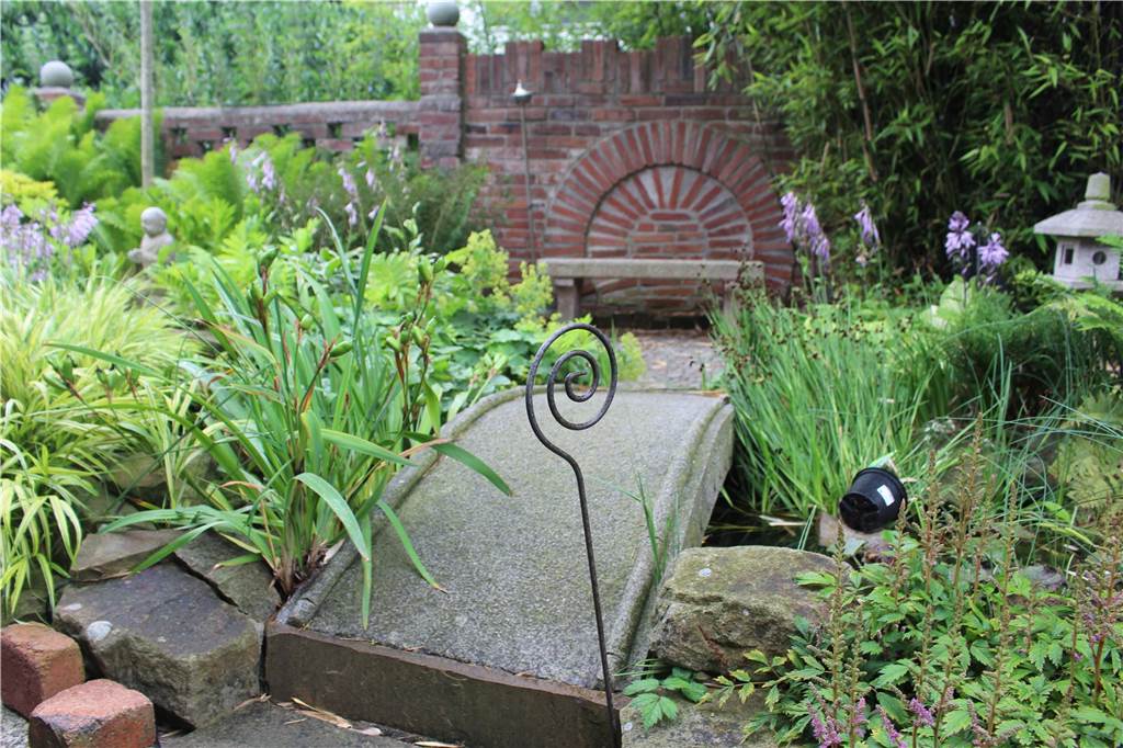 Birgit Pflügers 1000-Quadratmeter-Garten wird immer japanischer Überall in dem Garten finden sich Sitzgelegenheiten. Auch das Mauerwerk ist selbstgemacht.