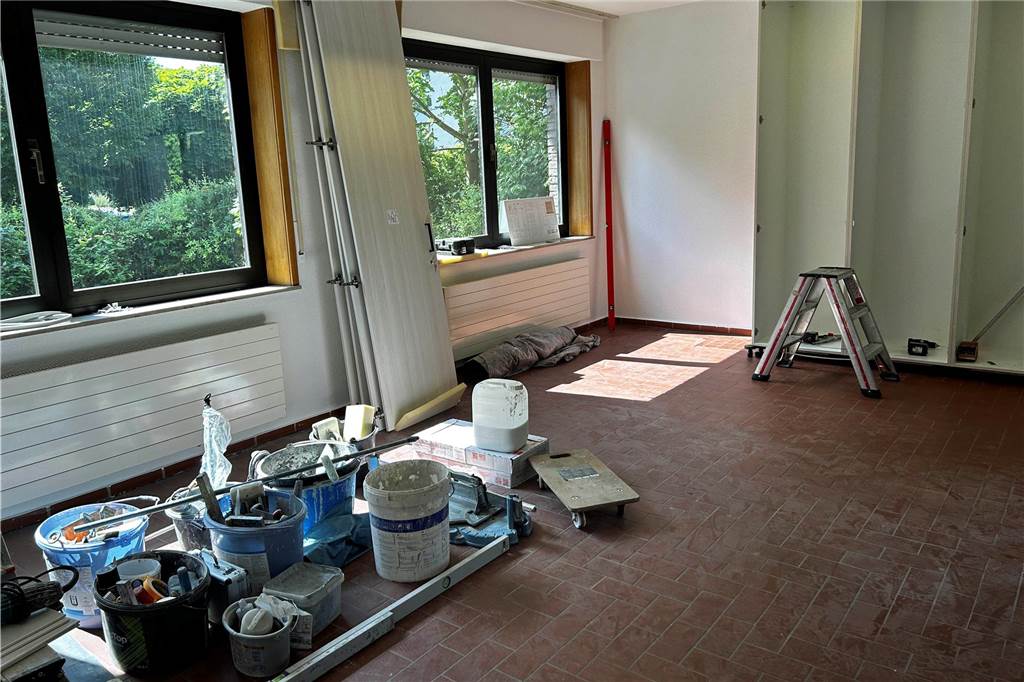 Einweihung des neuen St.-Johannes-Pfarrheims am 20. Juni geplant Farbeimer und Leitern stehen in einem Raum