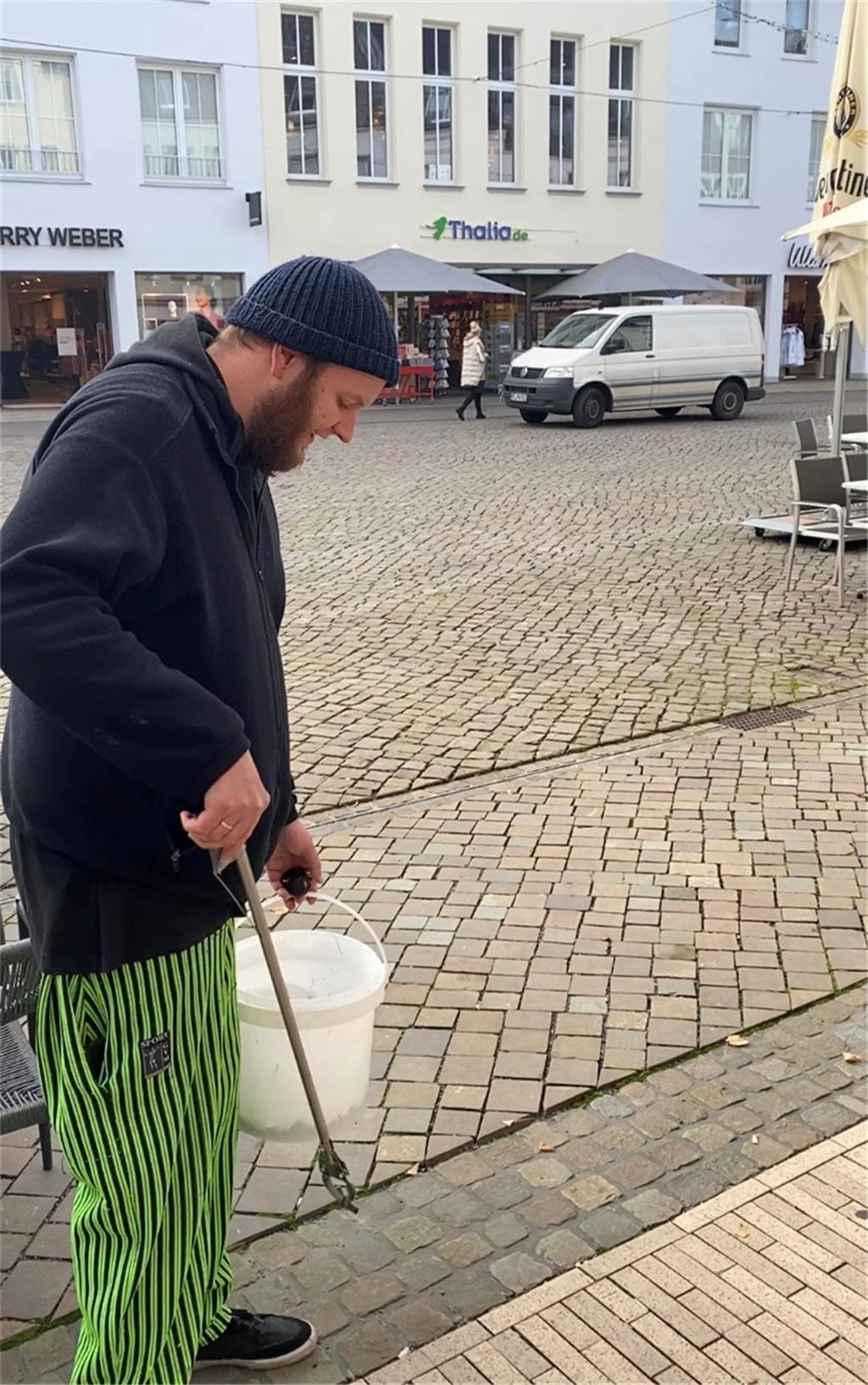 Aus Sorge: Nils Huxoll sammelte fast 20.000 Zigarettenstummel Überall, wo Menschen sitzen oder warten, sammeln sich besonders viele Stummel an, erzählt der 34-Jährige.