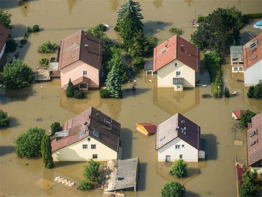 Großteil der Hochwasserhilfe noch nicht ausgezahlt Überflutete Häuser nahe des Deggendorfer Ortsteils Fischerdorf im Juni 2013. Foto: Armin Weigel