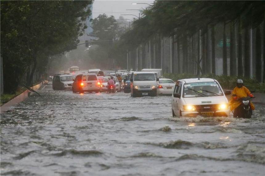 Überflutete Straße in der philippinischen Hauptstadt Manila. Foto: Bullit Marquez/AP
