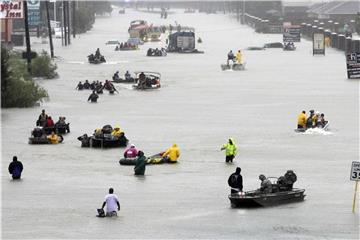 Überflutete Straße in Houston nach Hurrikan „Harvey“. Sollten sich Naturkatastrophen wegen der globalen Erwärmung kurzfristig und nachhaltig häufen, könnten das die großen Rückversicherer treffen. Foto: David J. Phillip/AP/Archiv