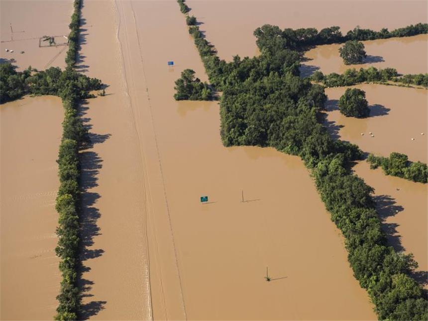 Hochwasser in Texas: Furcht vor Bakterien und Chemikalien Überflutete Straße in Texas: "Harvey" könnte nach ersten Schätzungen zur teuersten Naturkatastrophe in der Geschichte der USA werden. Foto: Master Sgt. Jason Robertson