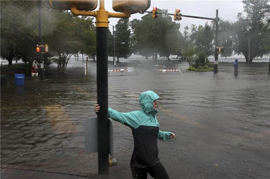 Hurrikan „Florence“ trifft auf die Südostküste der USA Überflutete Straße nach einer Sturmflut in New Bern im US-Bundesstaat North Carolina. Foto: Gray Whitley/Sun Journal/AP