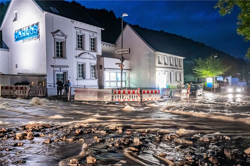 Unwetter in NRW: Zahl der Toten steigt, über Tausend Menschen werden noch vermisst – Liveblog Überflutete Straßen in Altena nach schweren Regenfällen. Altena im Sauerland war nach Erdrutschen und Überschwemmungen zeitweise nicht mehr zu erreichen.