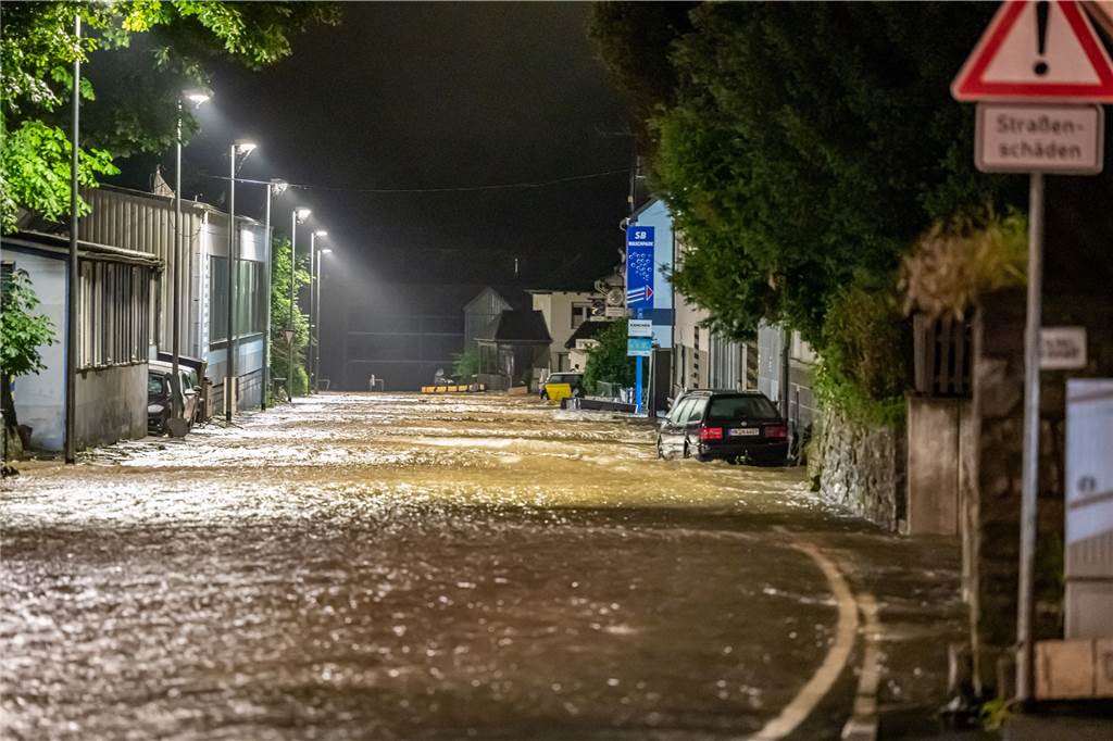 Unwetter in NRW: Zahl der Toten steigt, über Tausend Menschen werden noch vermisst – Liveblog Überflutete Straßen in Altena nach schweren Regenfällen. Altena im Sauerland war nach Erdrutschen und Überschwemmungen zeitweise nicht mehr zu erreichen.