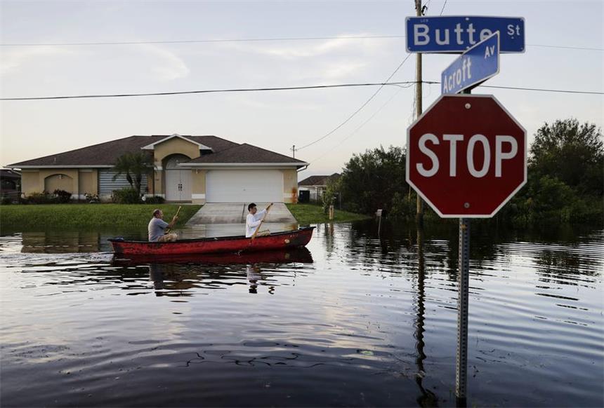 Nach Hurrikan "Irma": Trump fliegt nach Florida Überflutete Straßen in Fort Myers.