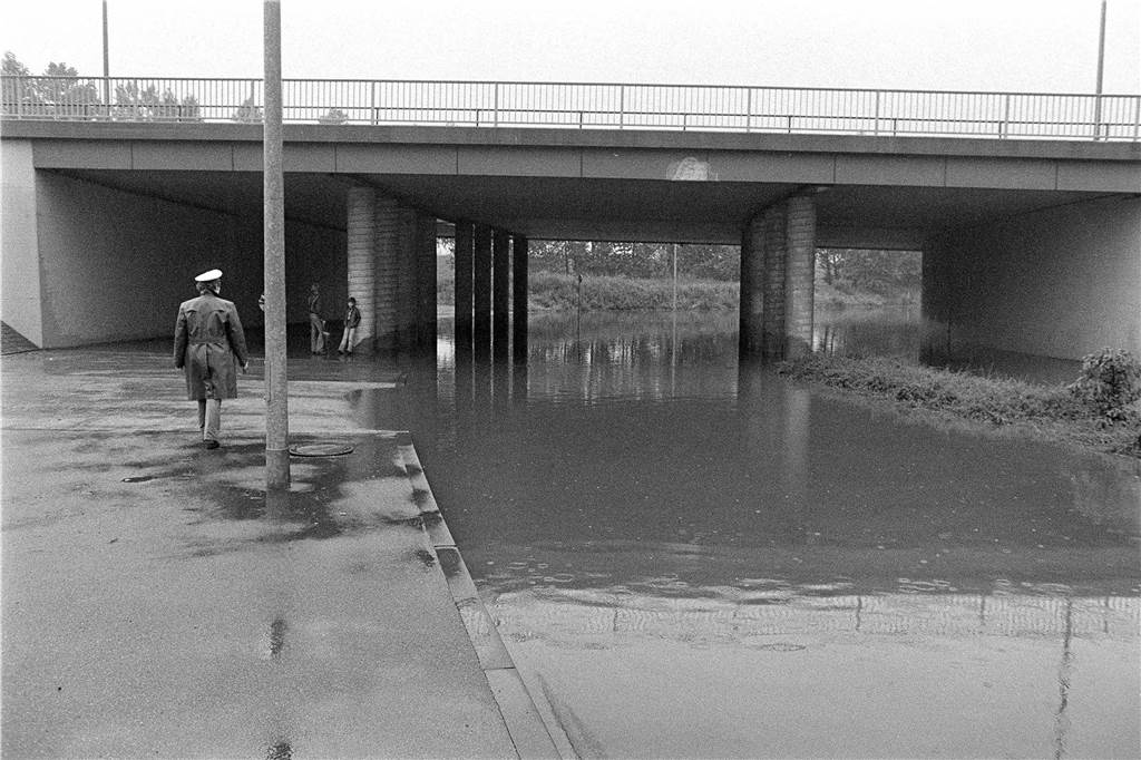 Überflutung an der Stadttorbrücke in Lünen im Juli 1979