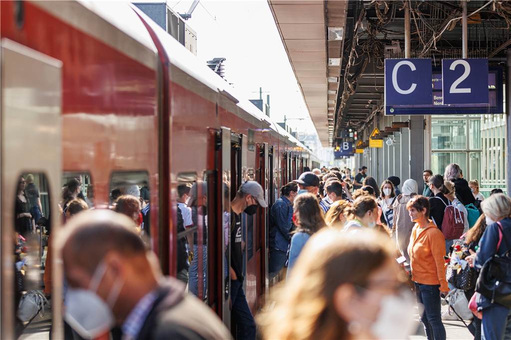 Fronleichnam droht ein Verkehrschaos in NRW auf Straßen, in Flughäfen und Bus und Bahn Fahrgäste steigen am Morgen in eine Regionalbahn der Deutschen Bahn ein.