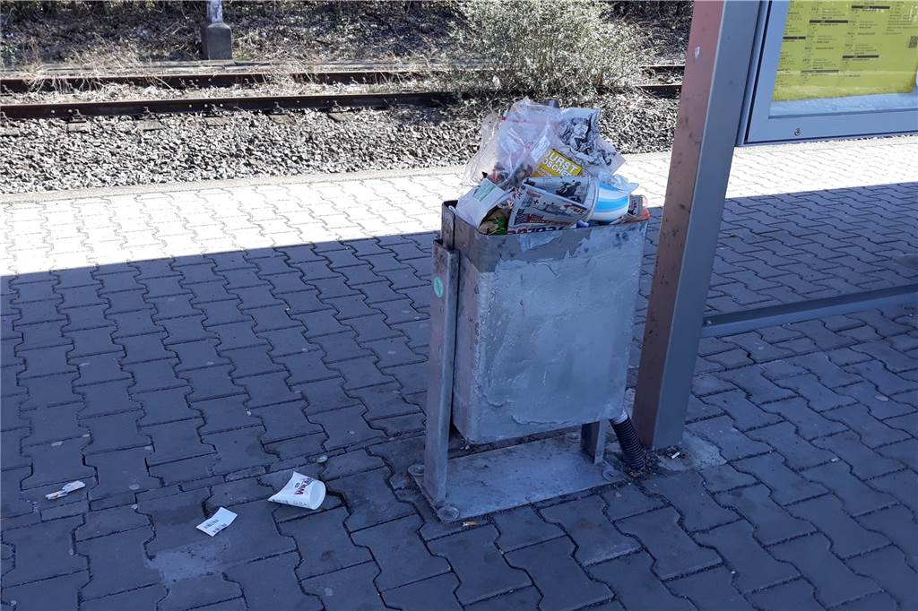 Überfüllte Mülleimer und übler Gestank - Baroper Bahnhof erhielt trotzdem Bestnote vom VRR Überfüllte Mülleimer wie dieser gehören zum Bahnhof in Barop dazu.
