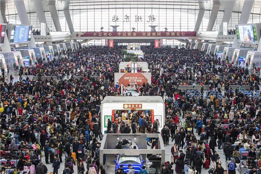 Neujahr in China: Größte Reisewelle der Welt läuft Überfüllter Bahnhof von Hangzhou: Die Reisewelle zum bevorstehenden chinesischen Neujahrsfest hat begonnen. Foto: Shen Longquan
