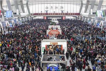 Überfüllter Bahnhof von Hangzhou: Die Reisewelle zum bevorstehenden chinesischen Neujahrsfest hat begonnen. Foto: Shen Longquan