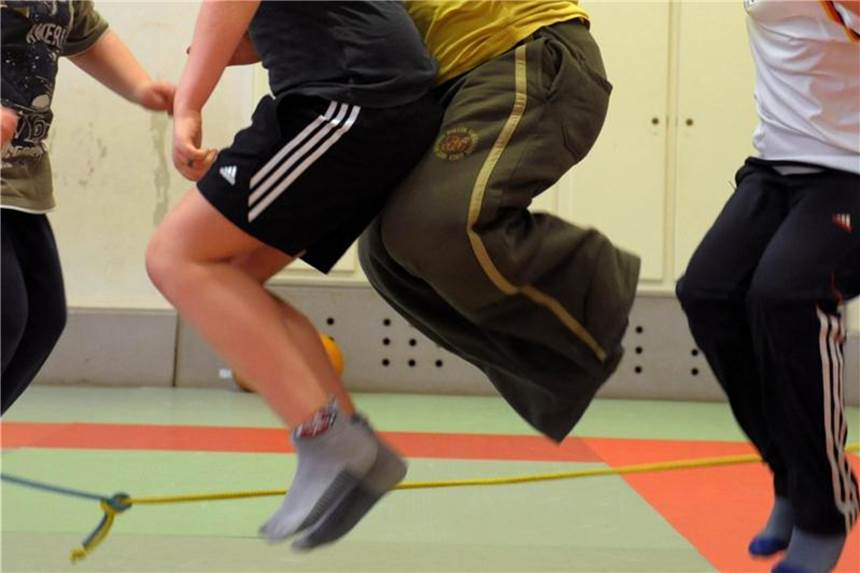 Schilddrüse nur selten Grund für Übergewicht bei Kindern Übergewicht bei Kindern geht meist auf eine positive Energiebilanz zurück. Schon ein Überschuss von 50 Kalorien reicht aus, um Kinder dick zu machen. Foto: Waltraud Grubitzsch