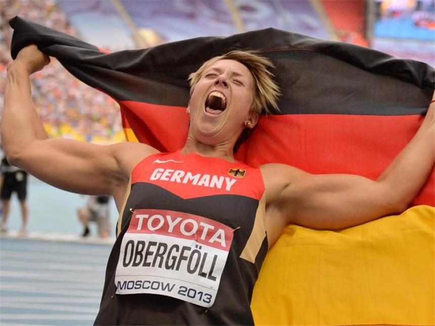 Endlich Gold: Obergföll landet den großen Wurf Überglücklich jubelt Christina Obergföll mit der deutschen Fahne über ihren Sieg. Foto: Bernd Thissen