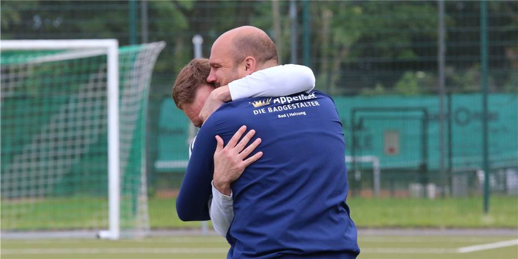Holzwickede-Coach Hoffmann pustet durch: „Wir wussten, dass wir das Ding rocken“ Überglücklich vor Freude über den Klassenerhalt: HSC-Trainer Claas Hoffmann umarmt seinen Torhüter Robin Golisch nach Abpfiff.