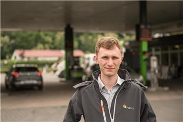 Übernahme gewünscht: Nach dem Ende seiner Ausbildung will Paul Hintze zunächst weiter bei seinem Ausbildungsbetrieb, einer HEM Tankstelle im brandenburgischen Schöneiche, arbeiten. Foto: Robert Günther
